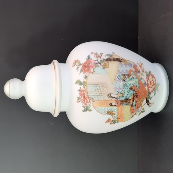 Vintage Frosted White Satin Oriental Ginger Jar with Lid. - Picture 1 of 11